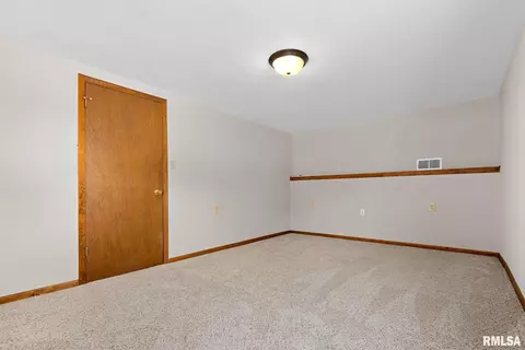 601 W Broad St, Roanoke, IL 61561 photo 13