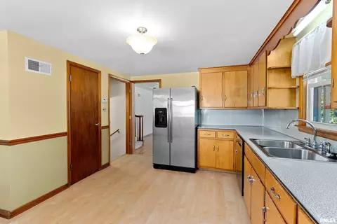 601 W Broad St, Roanoke, IL 61561 photo 11