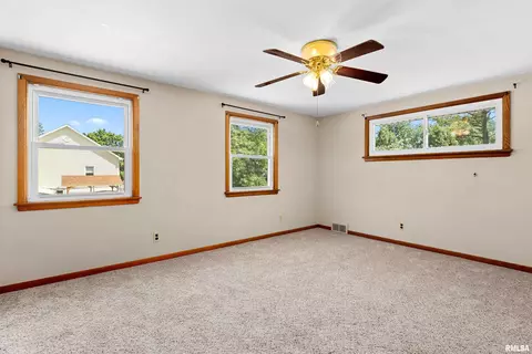 601 W Broad St, Roanoke, IL 61561 photo 15