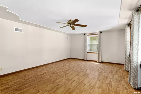 601 W Broad St, Roanoke, IL 61561 photo 7