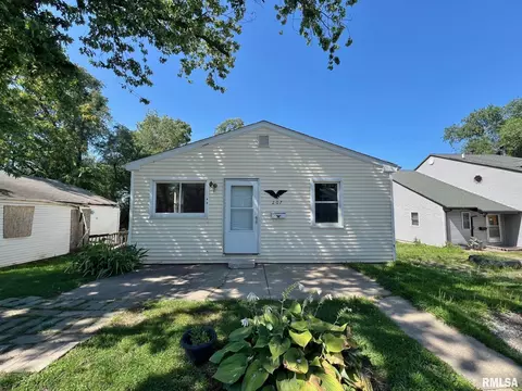 207 Herget St, Pekin, IL 61554