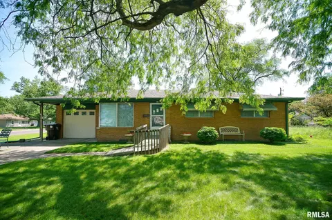 2726 N Golf Dr, Peoria, IL 61604