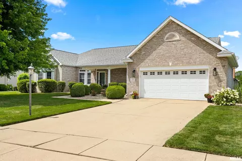 104 Shannon Hills Dr, Washington, IL 61571