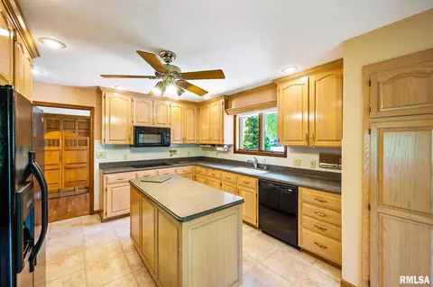 Kitchen - 7403 W Harvest Dr, Mapleton, IL 61547 photo 2 of 3