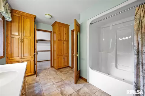 Bath - 7403 W Harvest Dr, Mapleton, IL 61547 photo 2 of 3