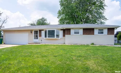 608 Cardinal Dr, Washington, IL 61571