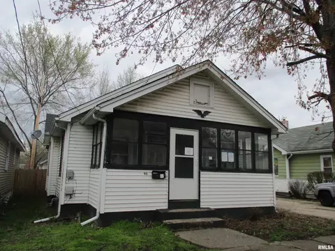 911 Margaret St, Pekin, IL 61554