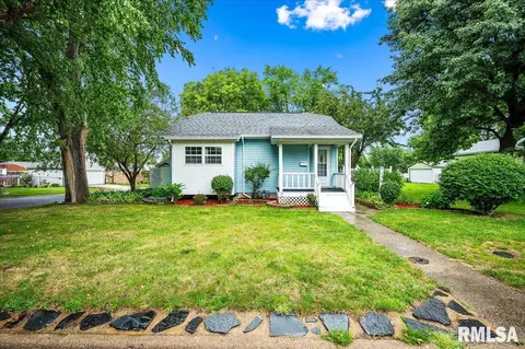 1301 Charlotte St, Pekin, IL 61554