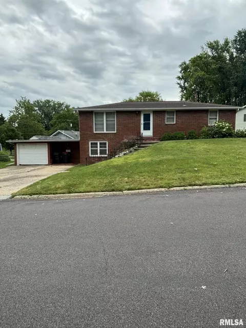 1402 Glendale Dr, Pekin, IL 61554