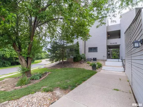 7201 N Lakeside Ct, Peoria, IL 61614