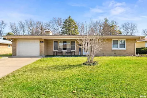 1314 Hilltop Dr, Pekin, IL 61554