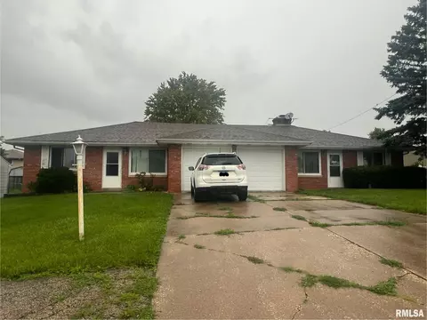 5613 W Everett M Dirksen Pkwy, Peoria, IL 61607