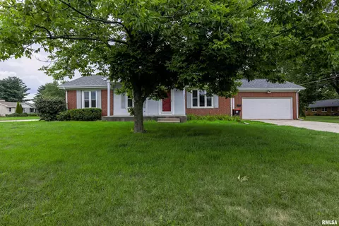221 Edgewood St, Morton, IL 61550