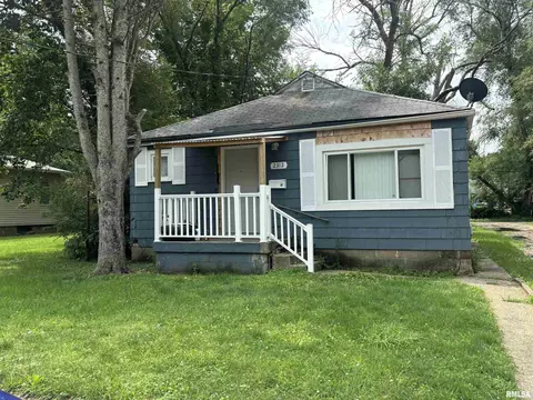 2312 W Howett St, Peoria, IL 61605
