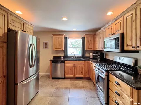 Kitchen - 2014 E Santa Fe Rd, Chillicothe, IL 61523 photo 3 of 4