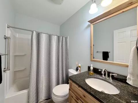 Bath - 2014 E Santa Fe Rd, Chillicothe, IL 61523 photo 3 of 3