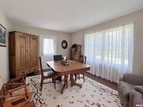 Dining - 2014 E Santa Fe Rd, Chillicothe, IL 61523 photo 5 of 8