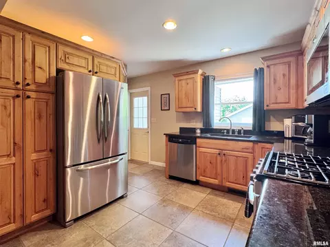 Kitchen - 2014 E Santa Fe Rd, Chillicothe, IL 61523 photo 2 of 4