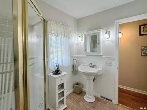 Bath - 2014 E Santa Fe Rd, Chillicothe, IL 61523 photo 2 of 3