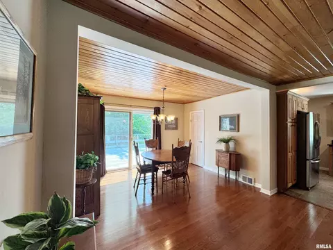 Dining - 2014 E Santa Fe Rd, Chillicothe, IL 61523 photo 3 of 8