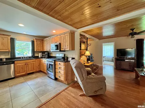 Kitchen - 2014 E Santa Fe Rd, Chillicothe, IL 61523 photo 4 of 4