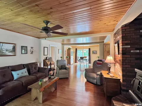 Living - 2014 E Santa Fe Rd, Chillicothe, IL 61523 photo 3 of 4