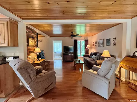 Living - 2014 E Santa Fe Rd, Chillicothe, IL 61523 photo 2 of 4