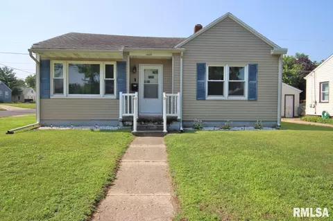 1422 Tennell Rd, Pekin, IL 61554