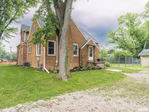 920 N Timber Lake Ln, Peoria, IL 61604