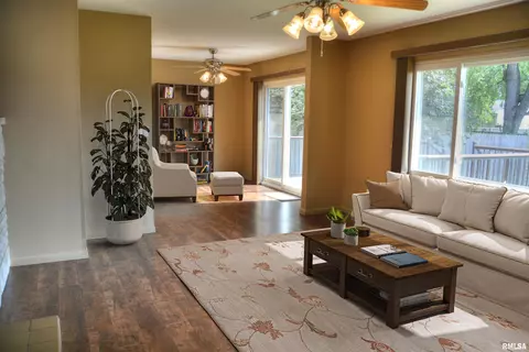 902 Pennyoaks Dr, Macomb, IL 61455 photo 5