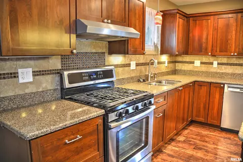 902 Pennyoaks Dr, Macomb, IL 61455 photo 9