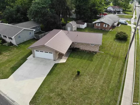 902 Pennyoaks Dr, Macomb, IL 61455 photo 2