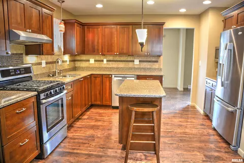 902 Pennyoaks Dr, Macomb, IL 61455 photo 8