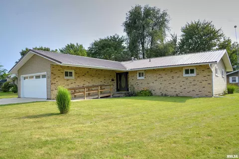 902 Pennyoaks Dr, Macomb, IL 61455