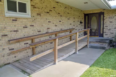 902 Pennyoaks Dr, Macomb, IL 61455 photo 17