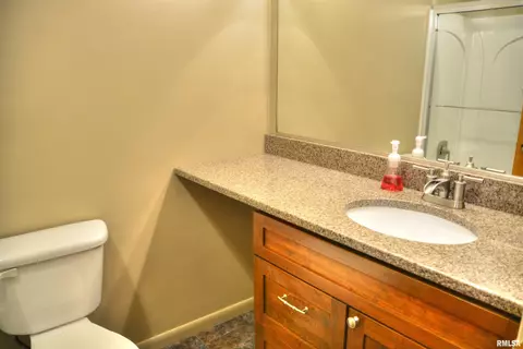 902 Pennyoaks Dr, Macomb, IL 61455 photo 15