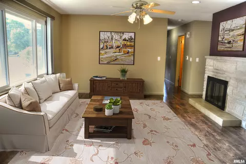 902 Pennyoaks Dr, Macomb, IL 61455 photo 3