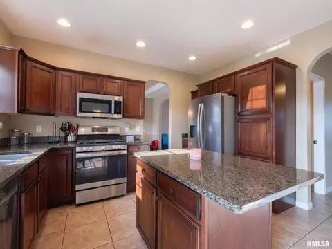 Kitchen - 845 Stonebridge Dr, Metamora, IL 61548 photo 3 of 5