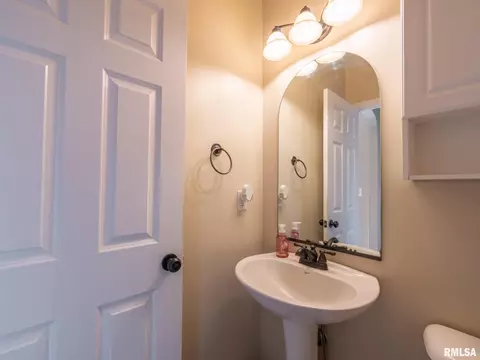 Bath - 845 Stonebridge Dr, Metamora, IL 61548 photo 1 of 5