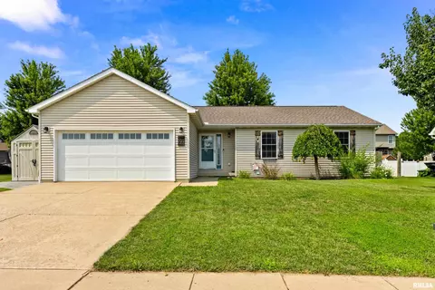 503 Park Trail Dr, Mackinaw, IL 61755