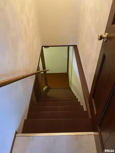 Entry Way - 24515 E Oak Park Rd, Canton, IL 61520 photo 2 of 3