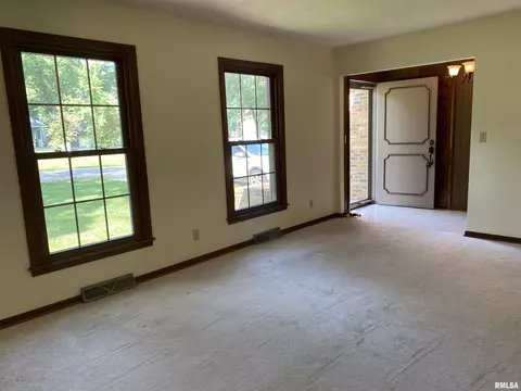Living - 24515 E Oak Park Rd, Canton, IL 61520 photo 3 of 9