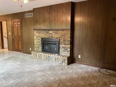 Living - 24515 E Oak Park Rd, Canton, IL 61520 photo 7 of 9