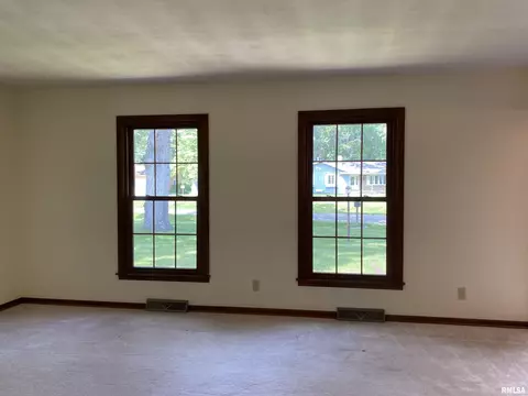 Living - 24515 E Oak Park Rd, Canton, IL 61520 photo 2 of 9
