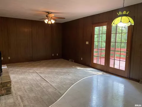 Living - 24515 E Oak Park Rd, Canton, IL 61520 photo 5 of 9