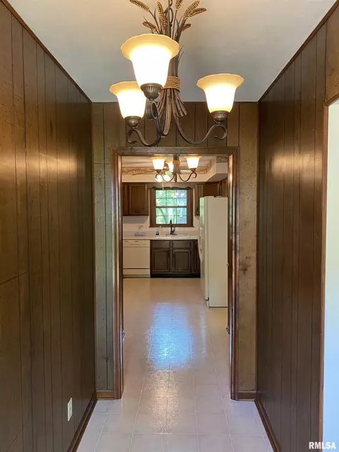 Entry Way - 24515 E Oak Park Rd, Canton, IL 61520 photo 1 of 3