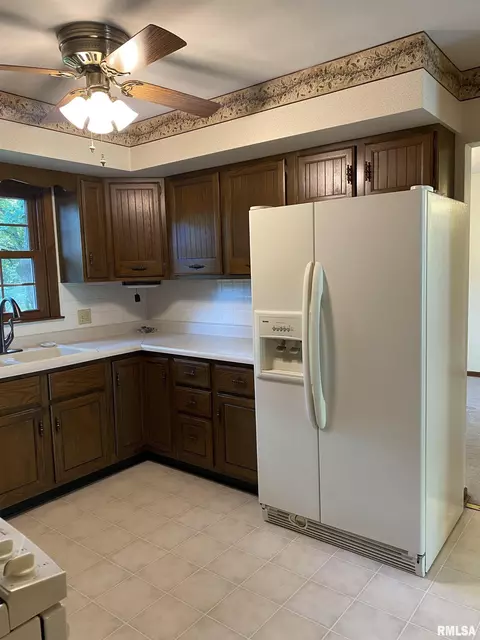 Kitchen - 24515 E Oak Park Rd, Canton, IL 61520 photo 4 of 4