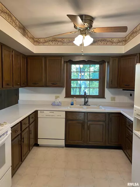 Kitchen - 24515 E Oak Park Rd, Canton, IL 61520 photo 3 of 4