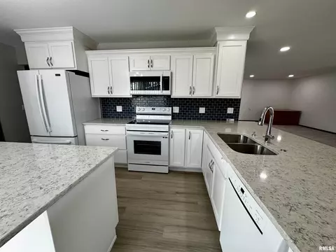 301 Evergreen Dr, Macomb, IL 61455 photo 11