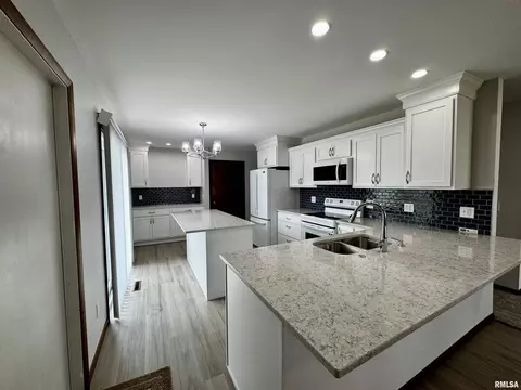 301 Evergreen Dr, Macomb, IL 61455 photo 8